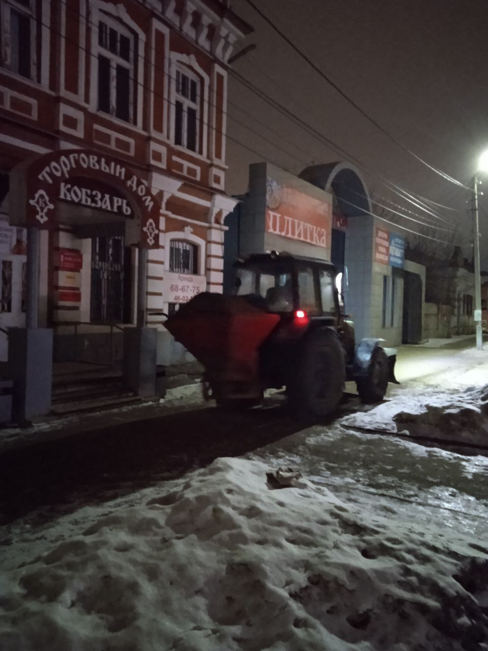 Коммунальные службы в ежедневном режиме наводят порядок на улицах города Балаково