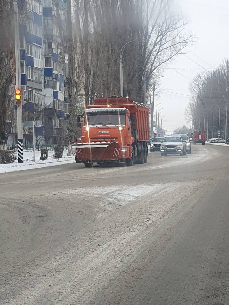 Сотрудники «Комбината благоустройства» осуществляют посыпку дорог, очистку дорог и тротуаров от снега, а также сбор бросового мусора
