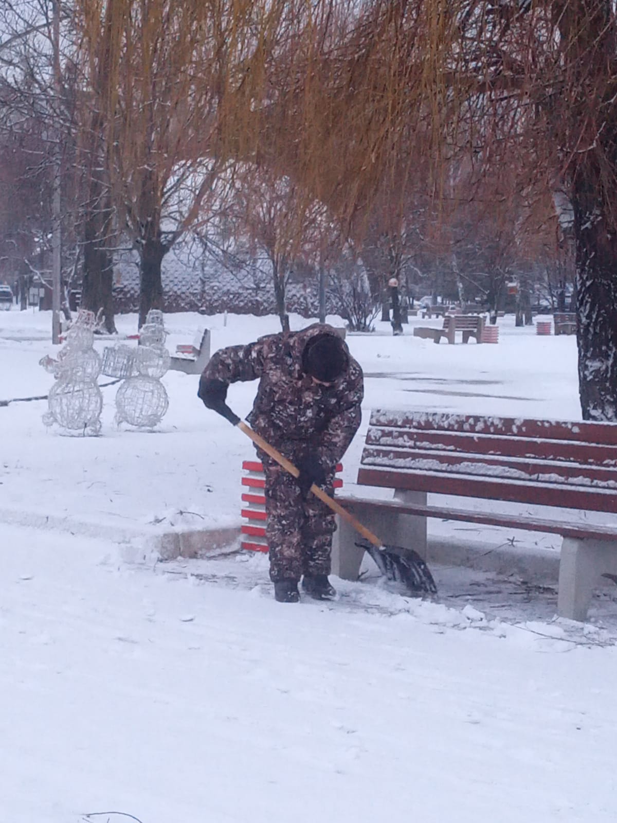 В Балакове ведётся очистка дорог и тротуаров от снега