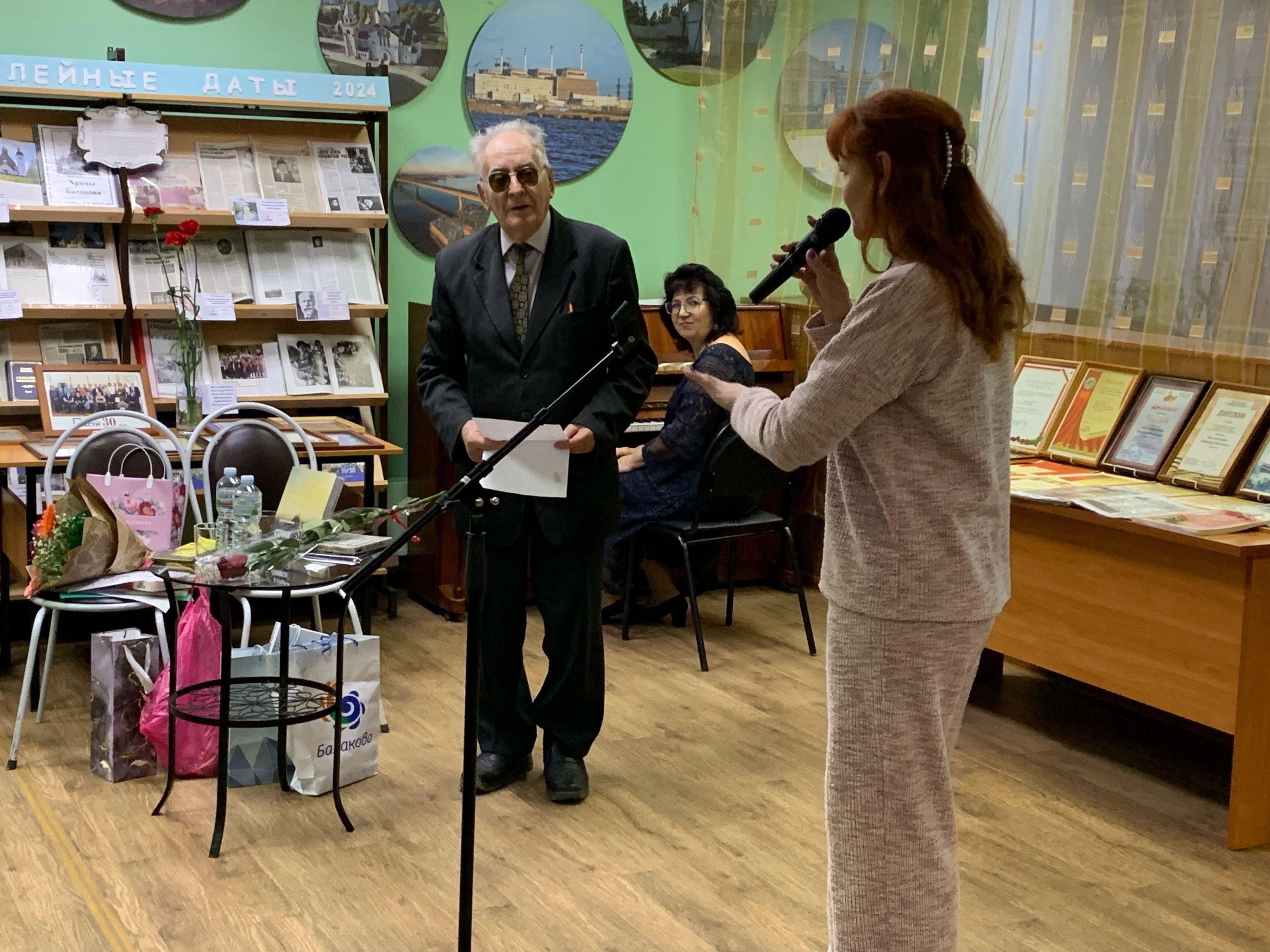 В Городской центральной библиотеке состоялась презентация нового сборника стихов Виктора Уполовникова