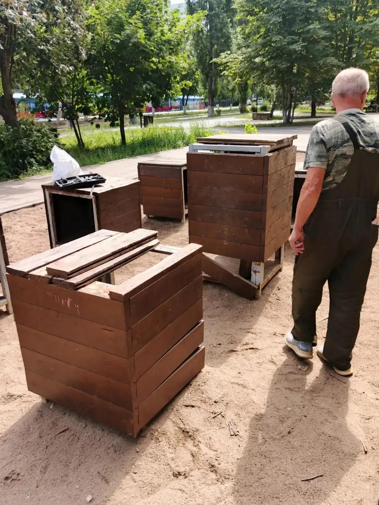 Сотрудники «Комбината благоустройства» провели ремонт малых архитектурных форм в сквере на Бульваре Роз
