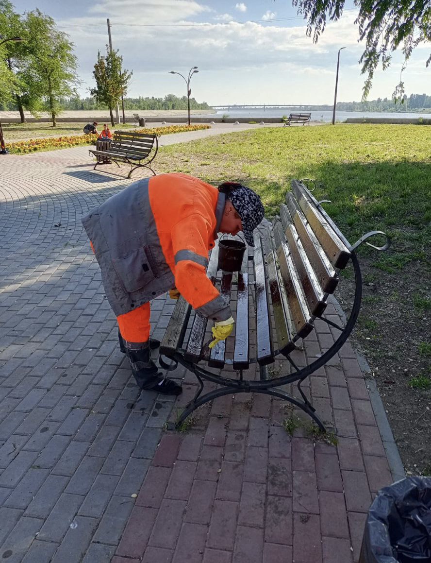 Прополка клумб, покос травы, уборка общественных территорий. Сотрудники «Комбината благоустройства» наводят порядок на улицах города