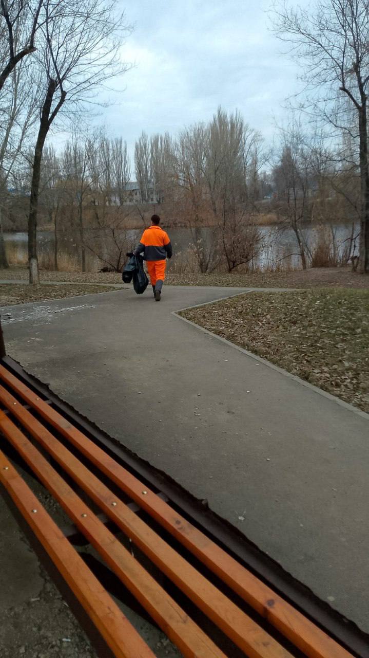 Коммунальные службы в ежедневном режиме убирают мусор, очищают дороги, подметают тротуары