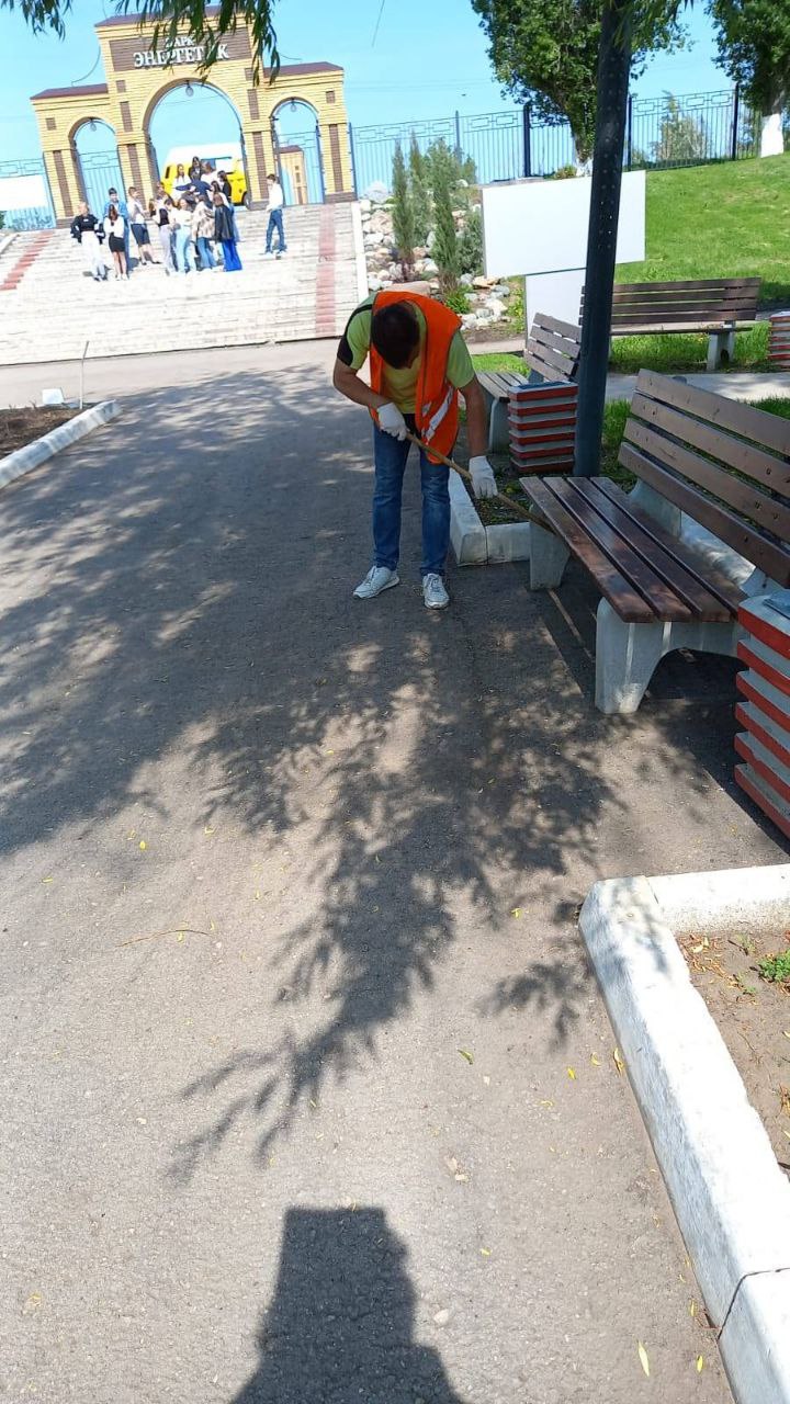 Покос травы, сбор мусора, очистка прилотковой и осевых зон. В Балаково работы по благоустройству ведутся ежедневно