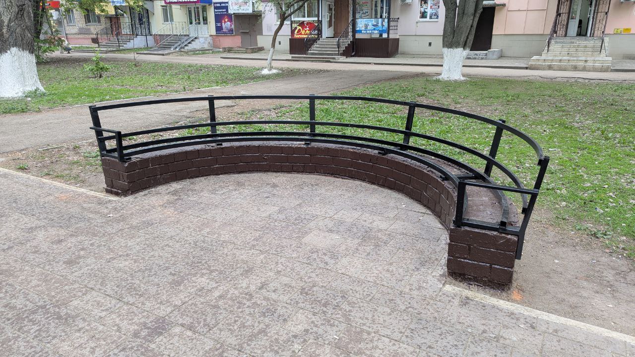 На Аллее Героев на улице Факел Социализма начали устанавливать новые скамейки
