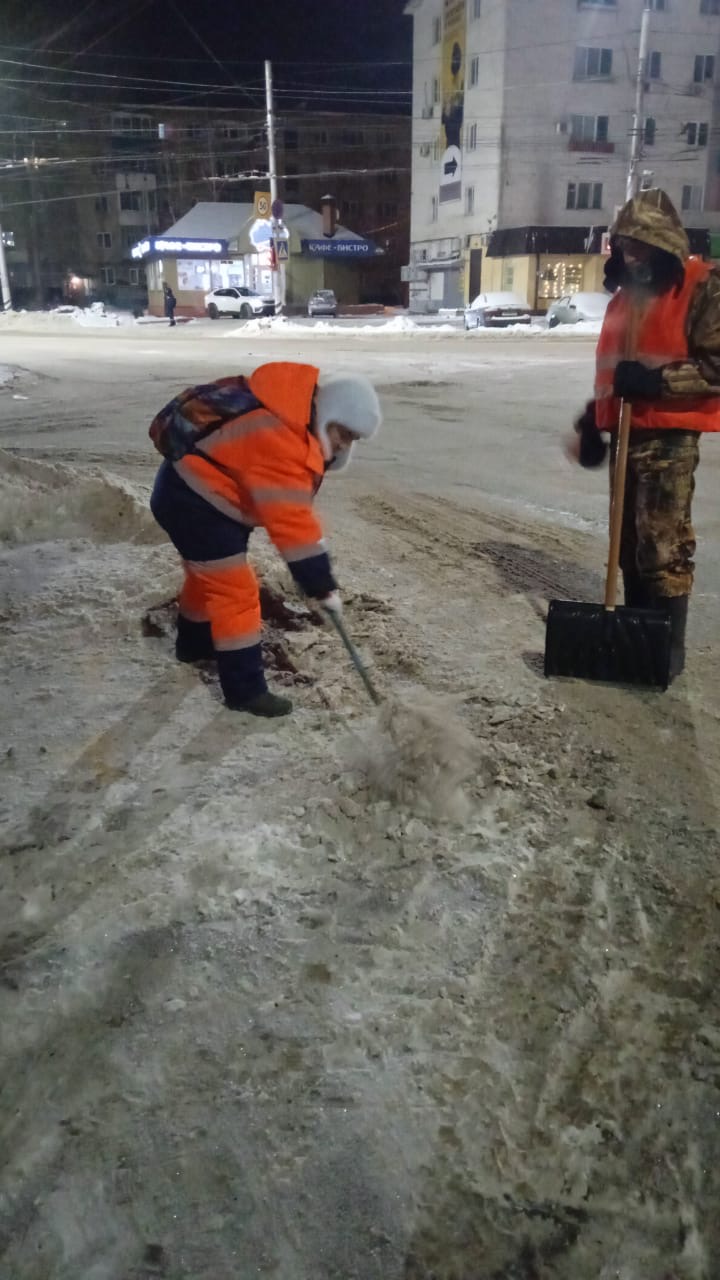 В Балакове продолжается очистка дорог и тротуаров от снега