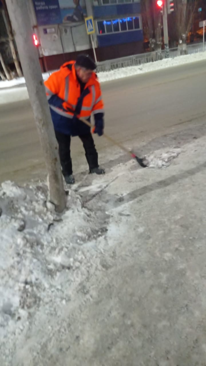 В Балакове продолжается очистка дорог и тротуаров от снега