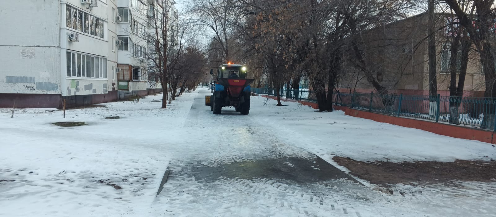 В Балакове коммунальные службы ведут работы по посыпке дорог и тротуаров пескосоляной смесью
