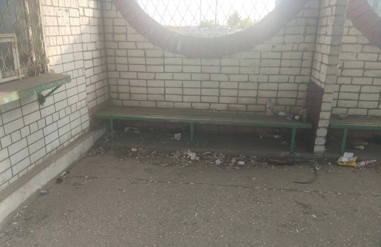 Выявлены нарушения правил благоустройства в остановочно-торговом павильоне на Набережной Леонова
