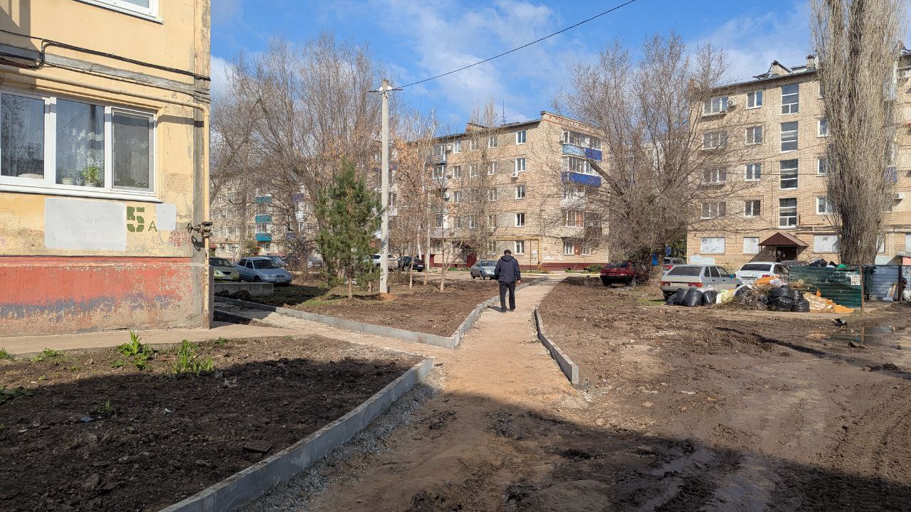 Осмотрели работы по ремонту дворовых территорий на улице Факел Социализма