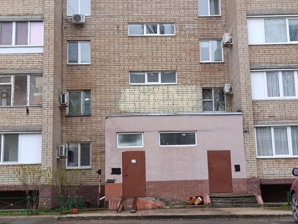 Управляющие компании закрасили несанкционированные надписи на двух многоквартирных домах