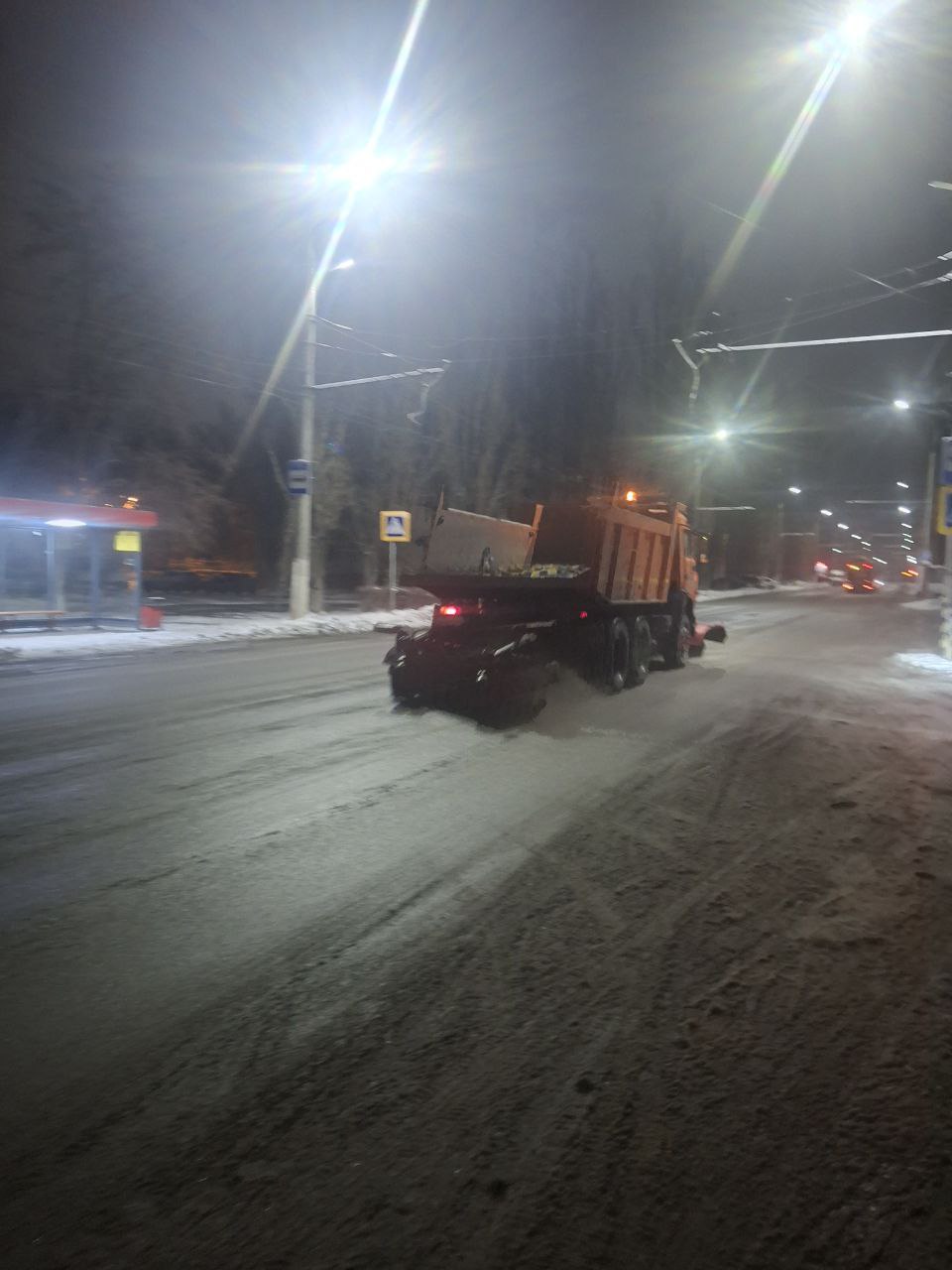 Сотрудники «Комбината благоустройства» очищают дороги и тротуары города Балаково от снега