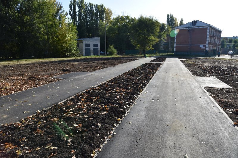 В Балакове завершается ремонт тротуара, который ведёт к 18-ой школе