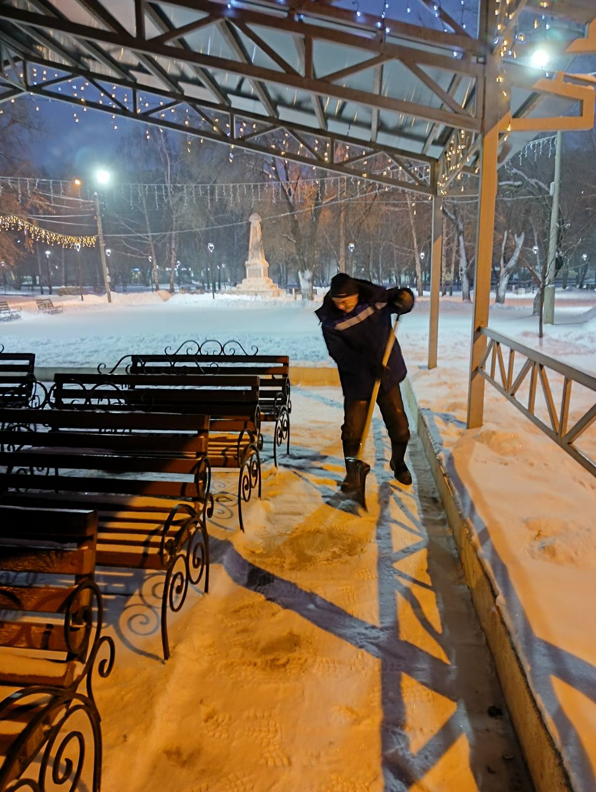 В Балакове коммунальные службы круглосуточно очищают городские улицы от снега и наледи