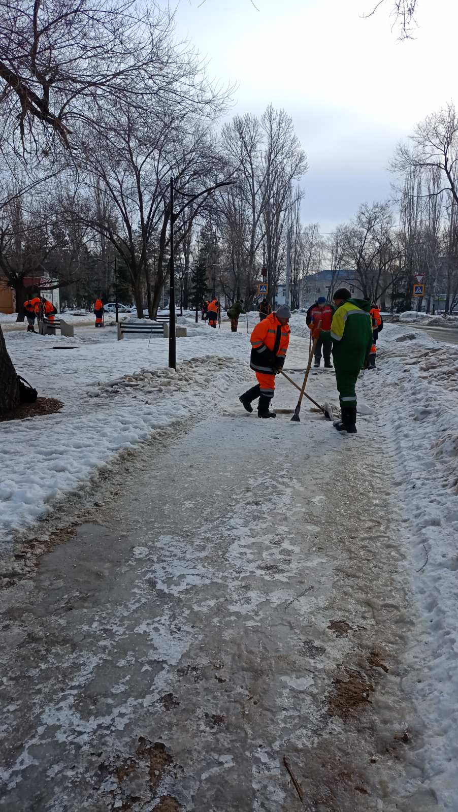 Сотрудники «Комбината благоустройства» ведут работы по вывозу снега и расширению дорог