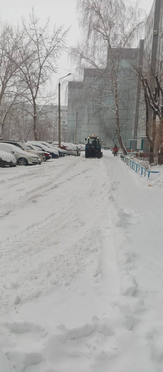 В Балакове продолжают очищать дороги, тротуары и общественные территории от снега
