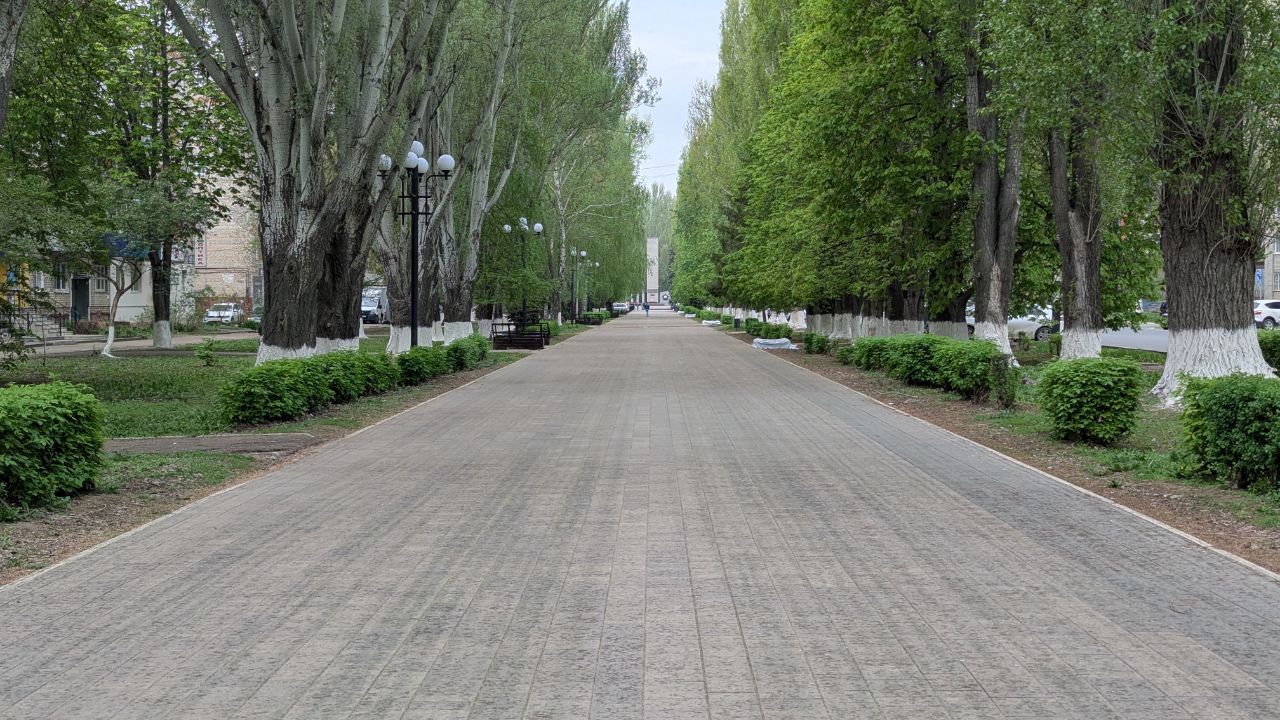На Аллее Героев на улице Факел Социализма начали устанавливать новые скамейки