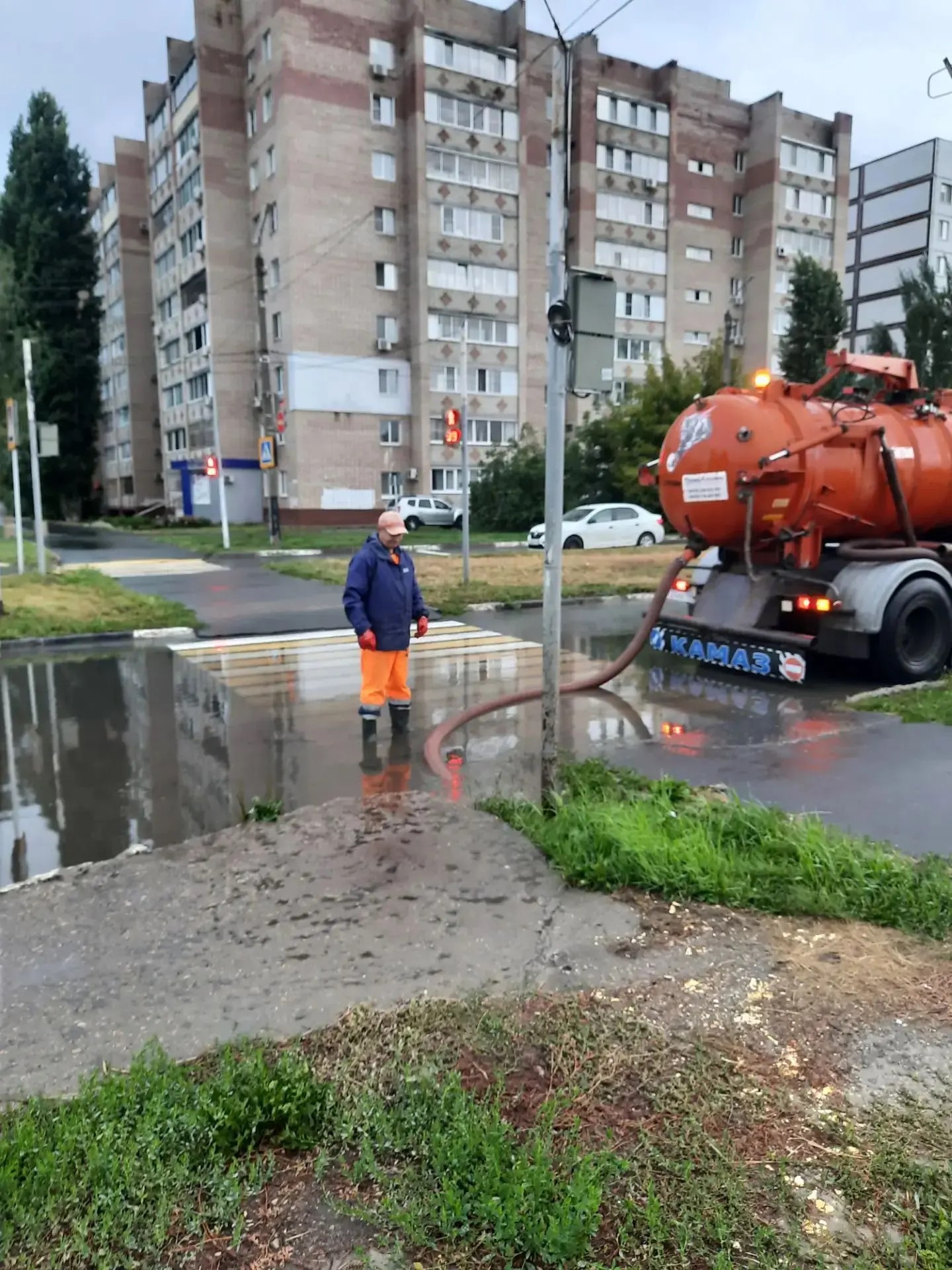 «Комбинат благоустройства» продолжает работы по ликвидации подтоплений и содержанию улиц города