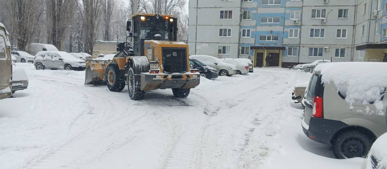 В Балакове продолжают очищать дороги, тротуары и общественные территории от снега