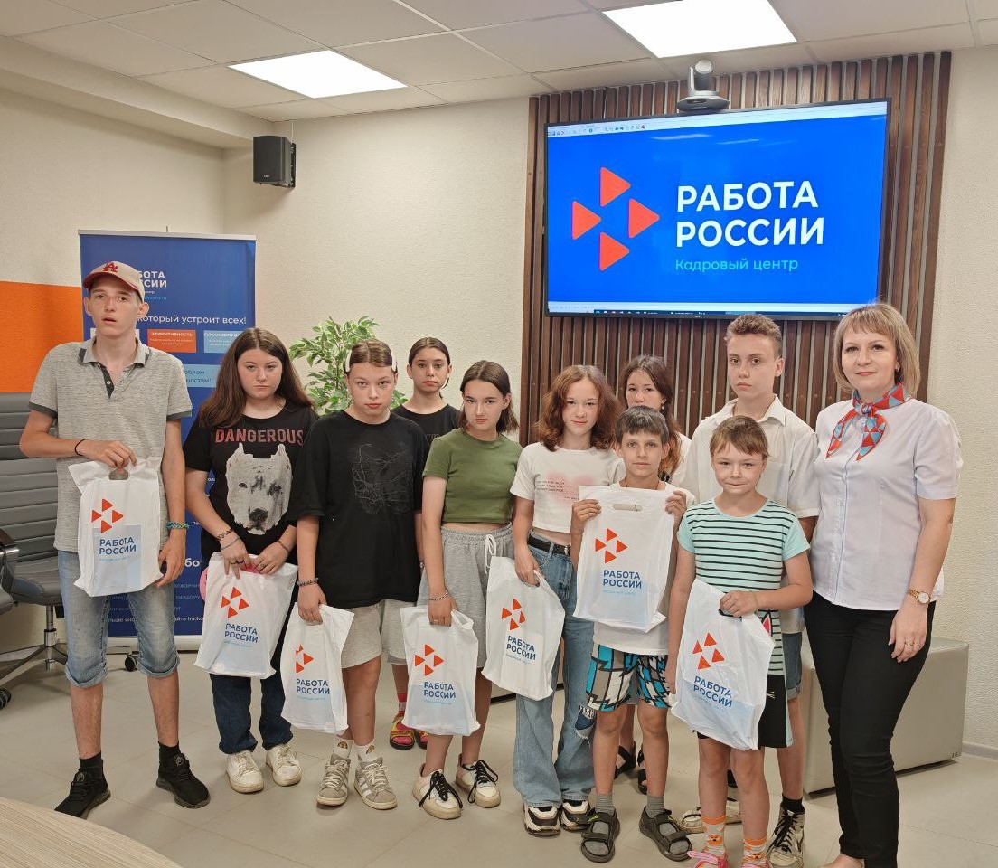Специалисты центра занятости провели конкурс рисунков на асфальте для воспитанников центра "Семья"