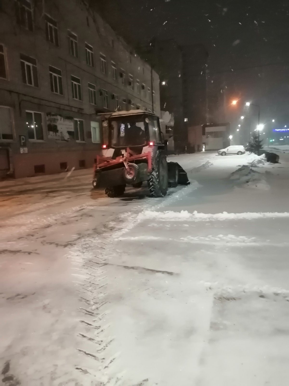 Коммунальные службы ведут работы по очистке города от снега