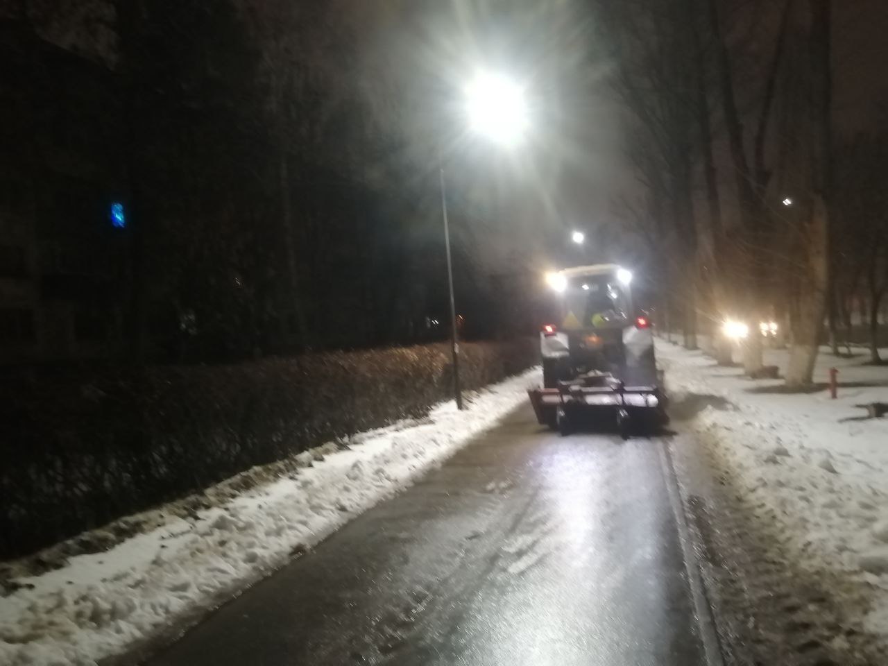 Сотрудники Комбината благоустройства продолжают убирать снег и наледь в городе Балаково