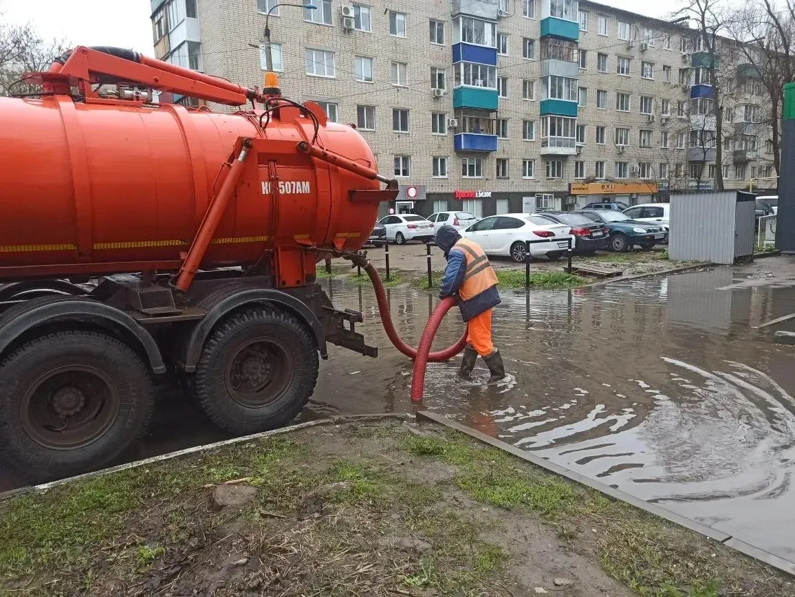 После продолжительного дождя «Комбинат благоустройства» откачивает воду с улиц Балаково