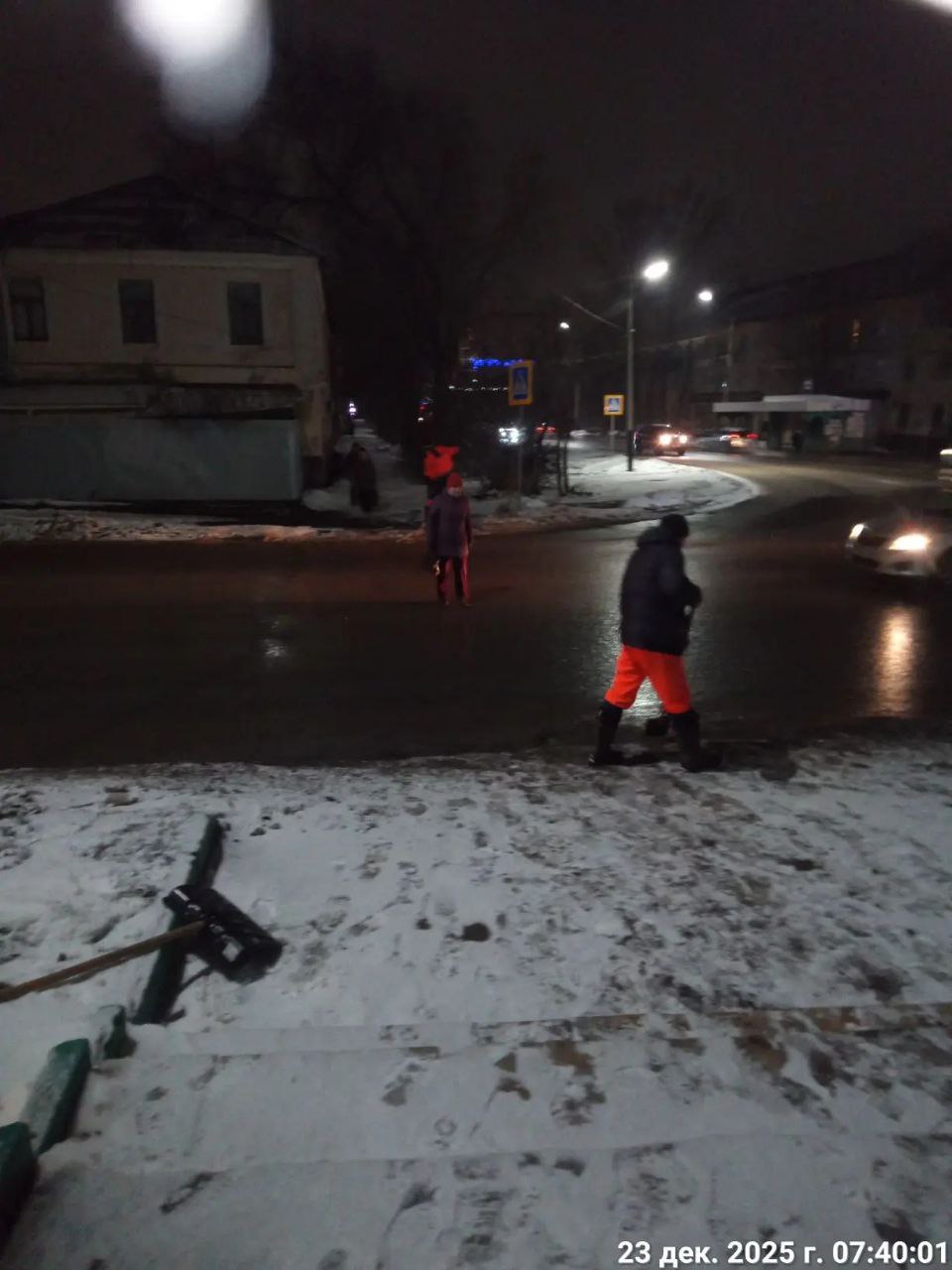 Сотрудники «Комбината благоустройства» очищают дороги и тротуары города Балаково от снега