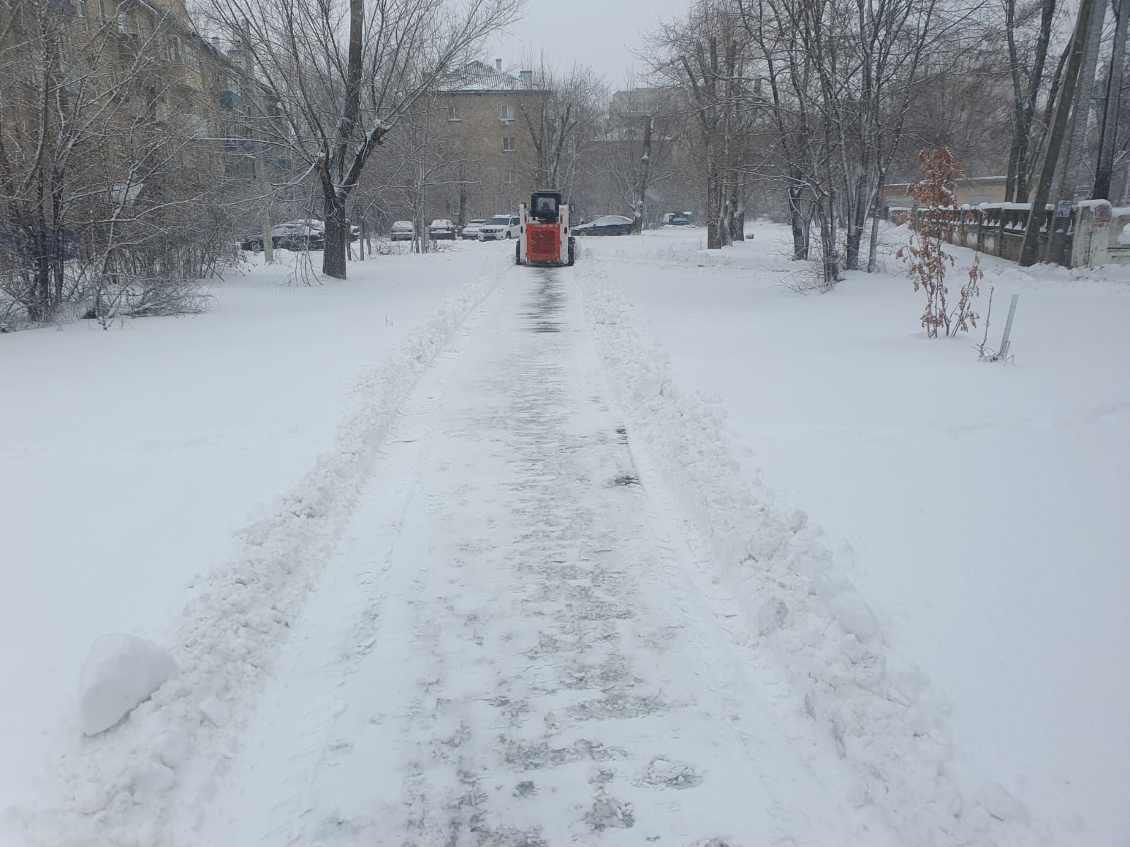 Сотрудники «Комбината благоустройства» продолжают очищать улицы города Балаково от снега