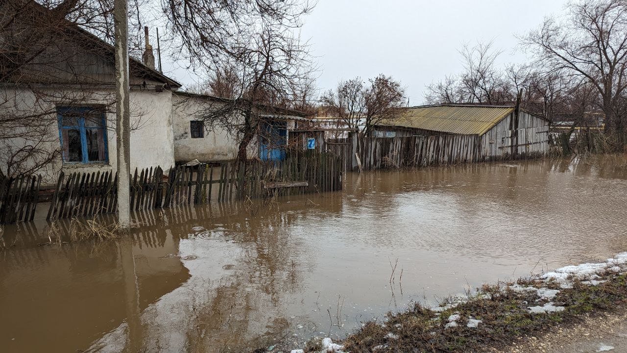 В селе Комсомольское дежурят сотрудники службы спасения