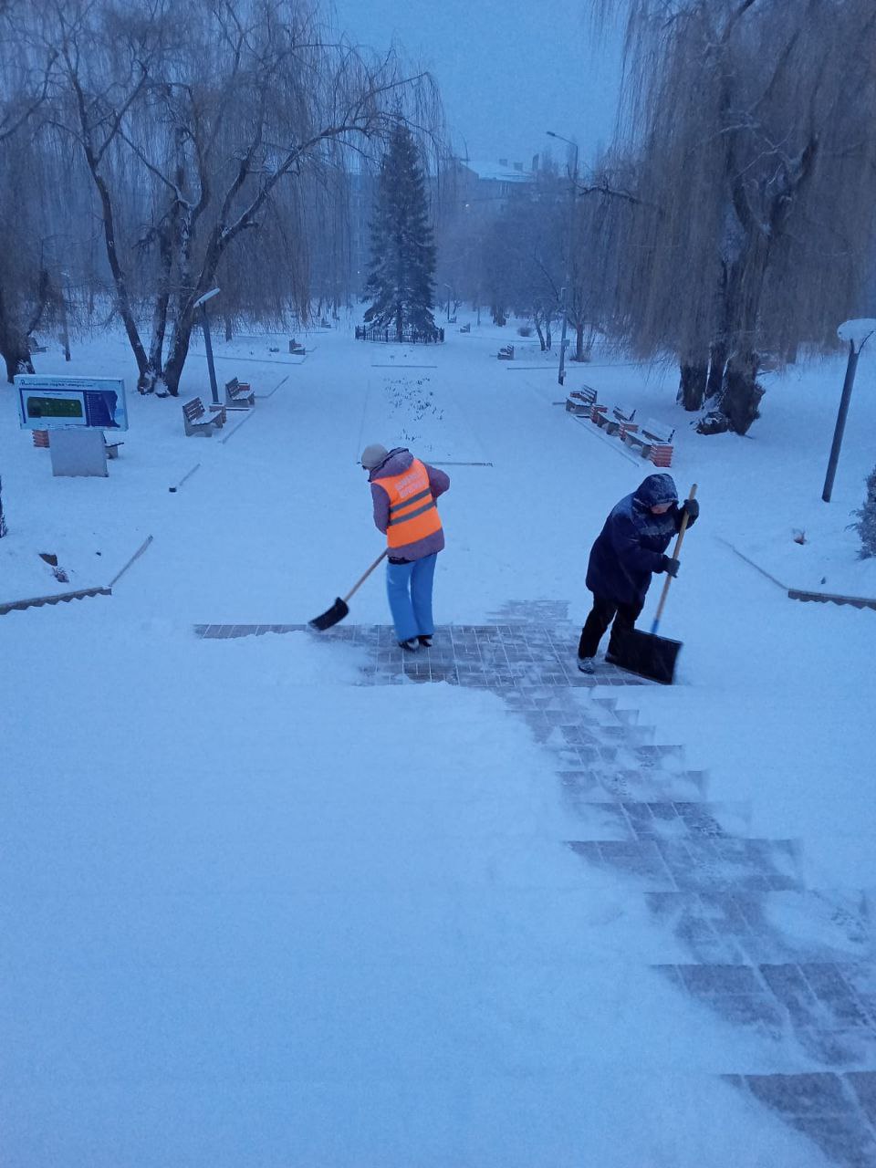 На улицы города Балаково вышла техника на посыпку дорог пескосоляной смесью