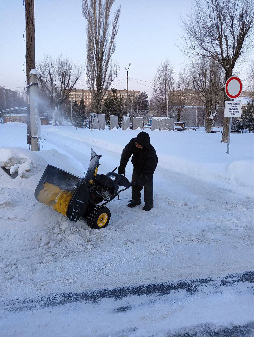В Балаково продолжается очистка автомобильных дорог, тротуаров, пешеходных зон и дворовых территорий от снега