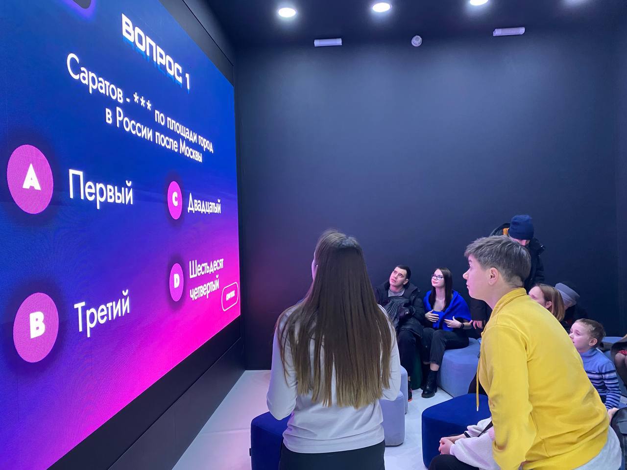 Посетители выставки «Россия» виртуально прогулялись по пешеходному кольцу Саратова
