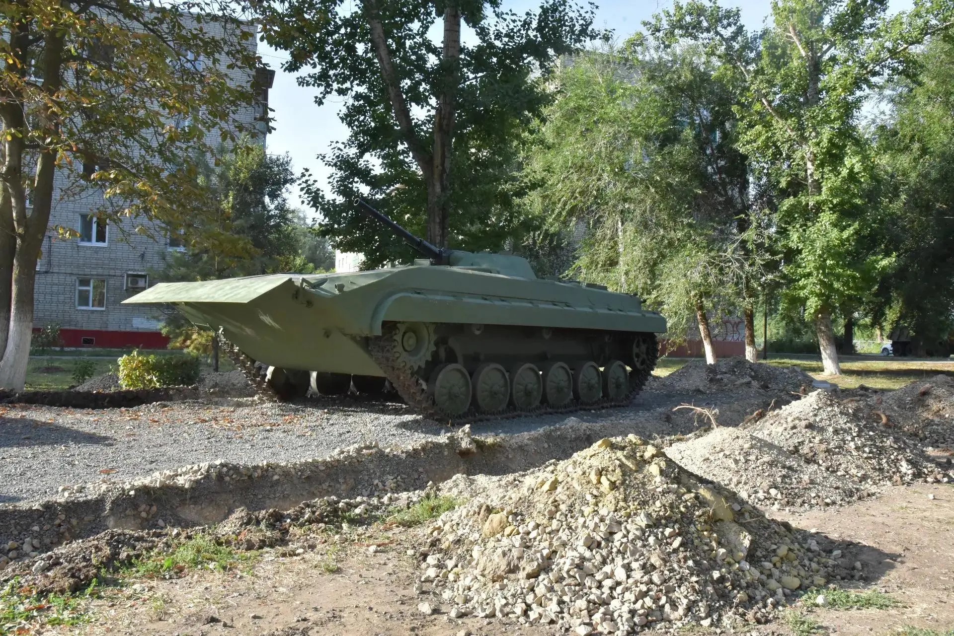 На Аллее Героев начались работы по благоустройству площадки под военную технику