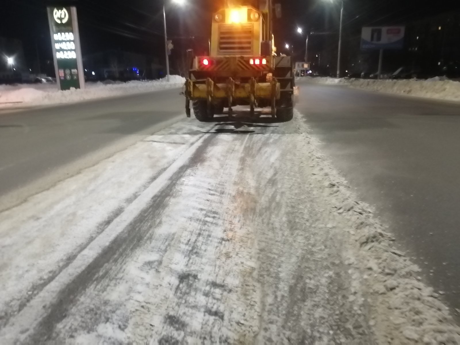 В Балакове коммунальные службы круглосуточно очищают городские улицы от снега и наледи
