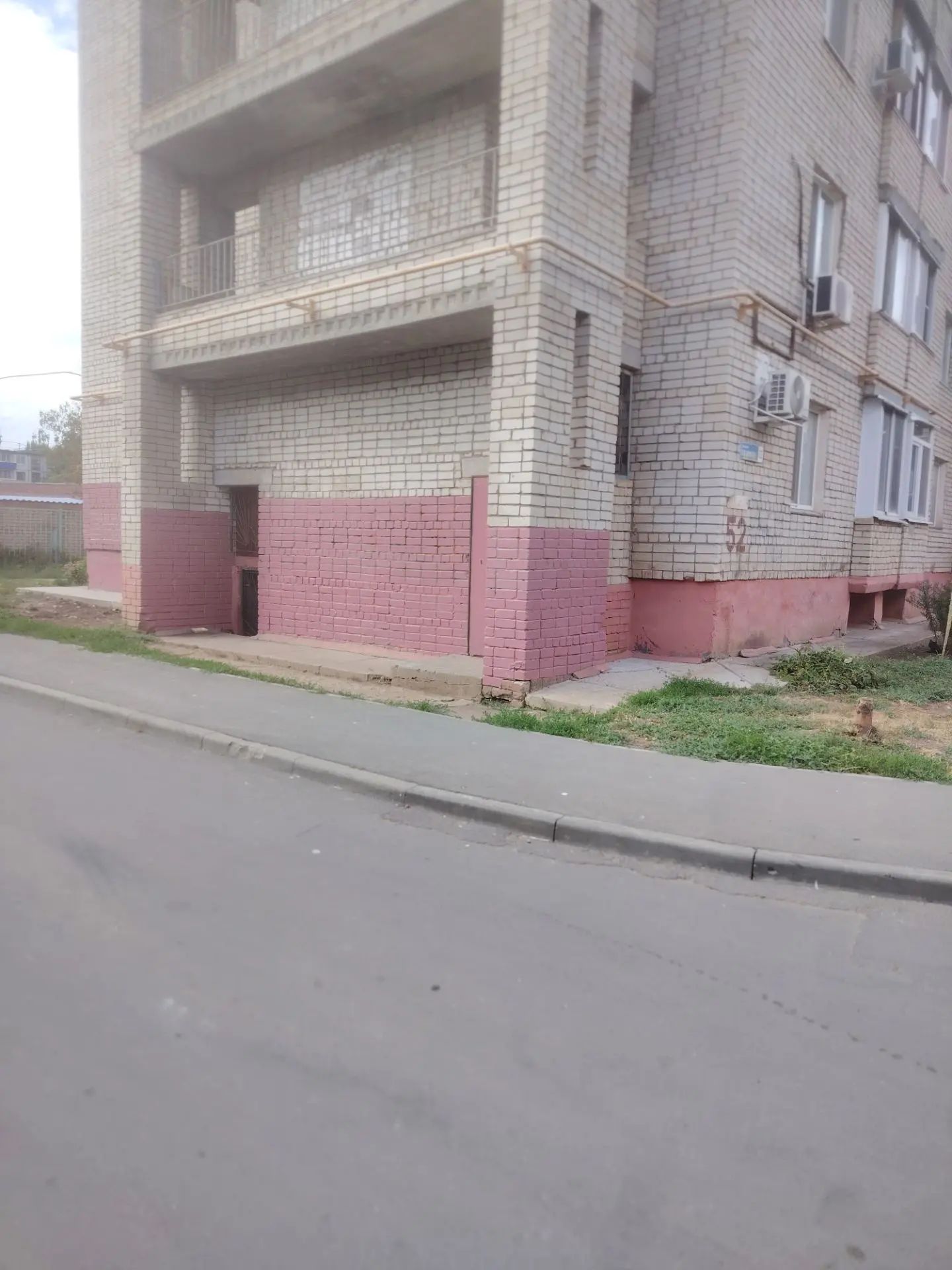 Граффити на фасаде дома по улице Ленина закрашено