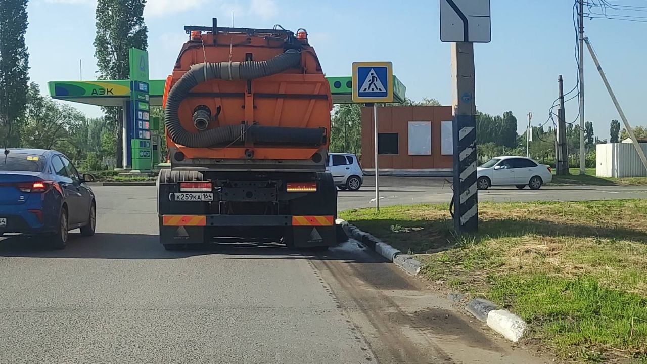 Покос травы, сбор мусора, уборка общественных территорий. В работах по благоустройству сегодня задействовано более сотни рабочих и 65 единиц техники
