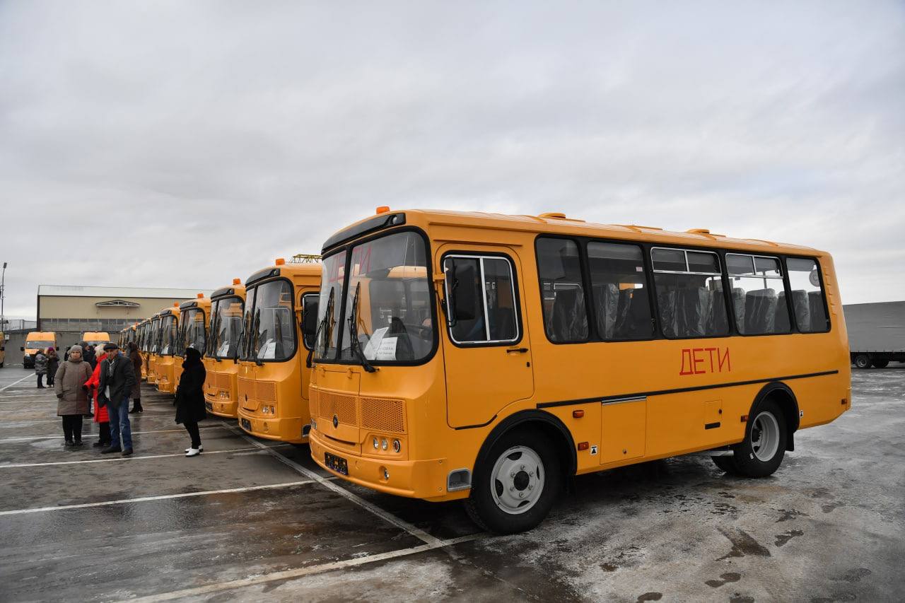 Балаковский район получил 4 школьных автобуса