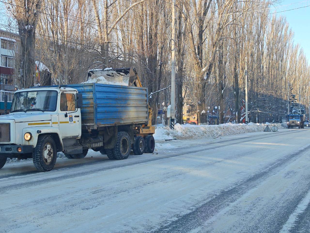 В Балаково продолжается очистка автомобильных дорог, тротуаров, пешеходных зон и дворовых территорий от снега