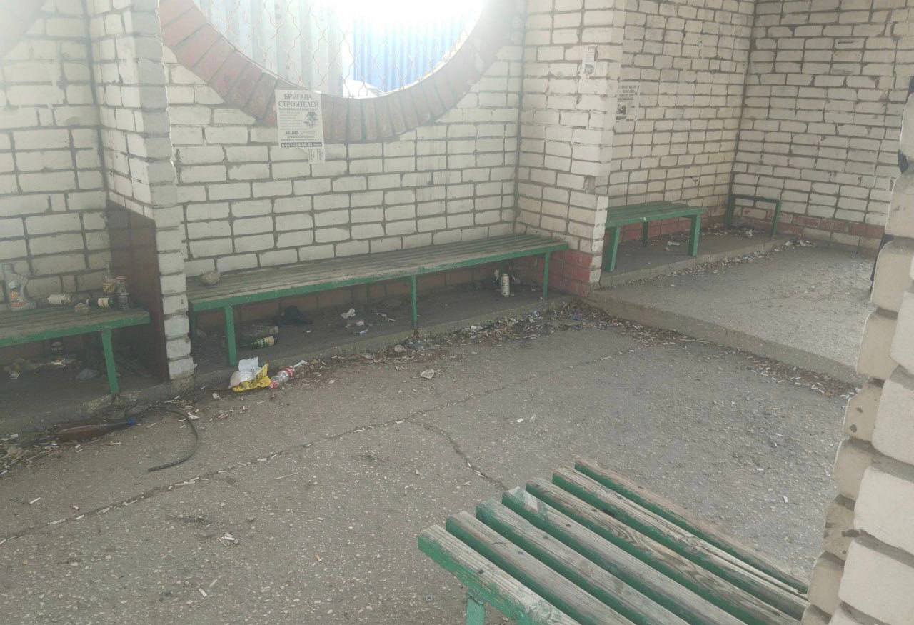 Выявлены нарушения правил благоустройства в остановочно-торговом павильоне на Набережной Леонова