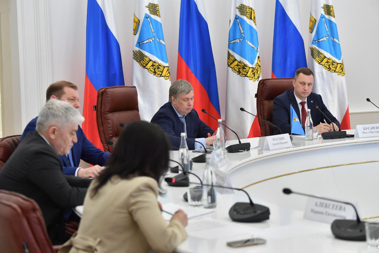 Губернатор Саратовской области Роман Бусаргин провел встречу с главой Ульяновской области Алексеем Русских