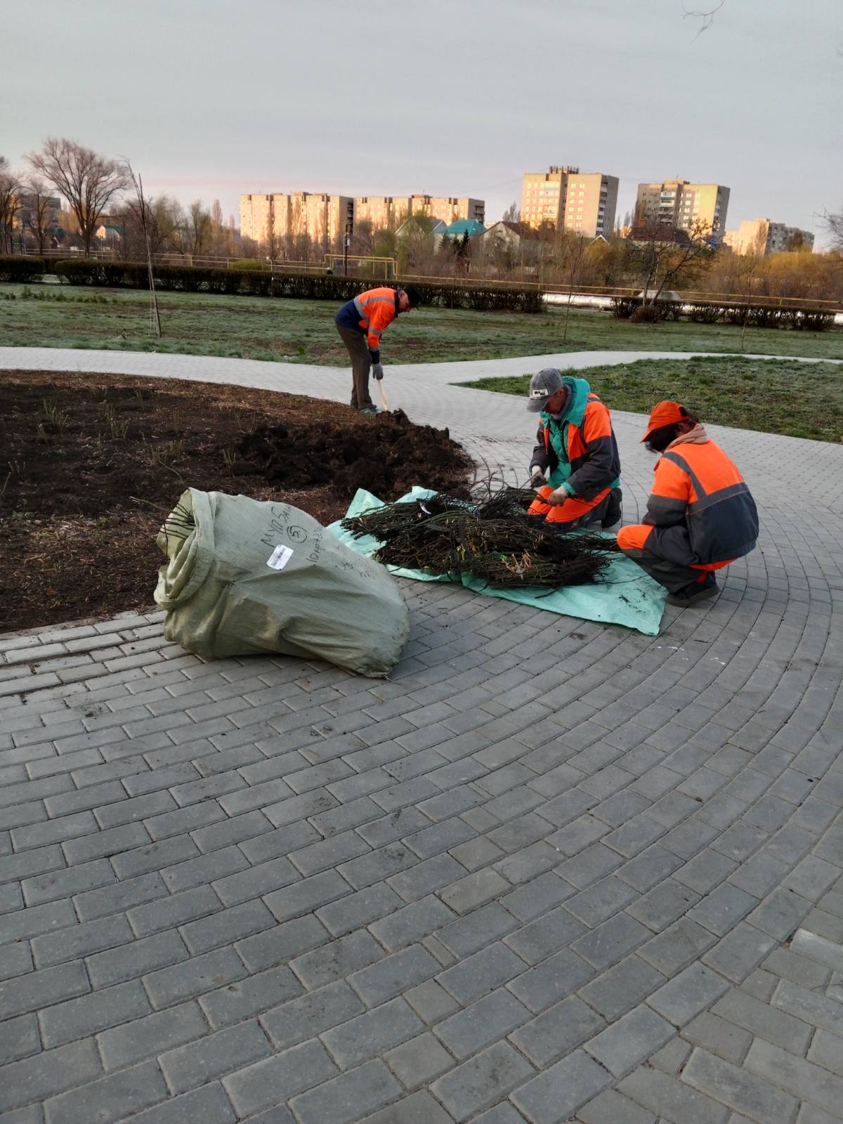 Сотрудники Комбината благоустройства продолжают наносить разметки на дороги и благоустраивать город