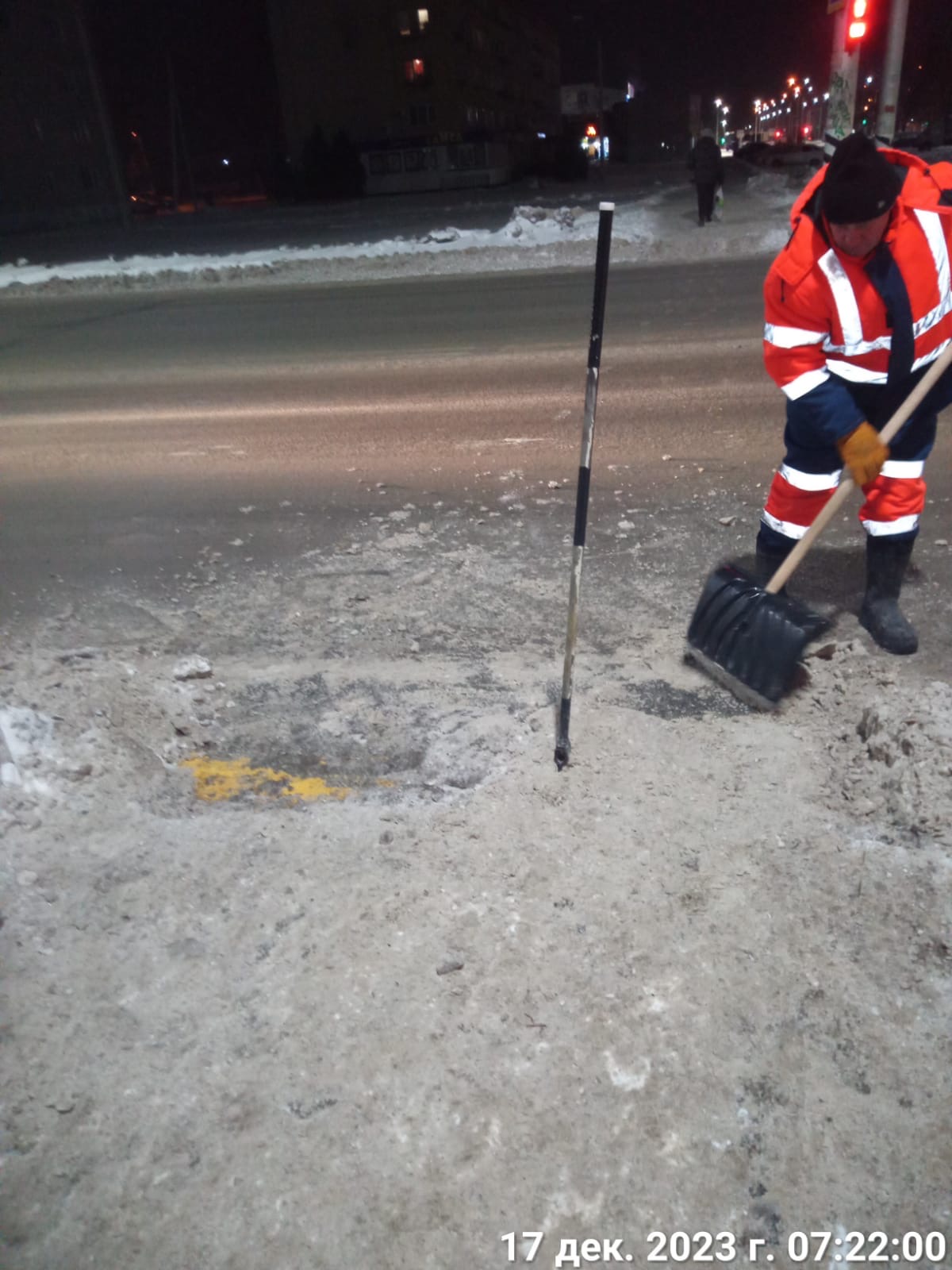 В Балакове продолжается очистка дорог и тротуаров от снега