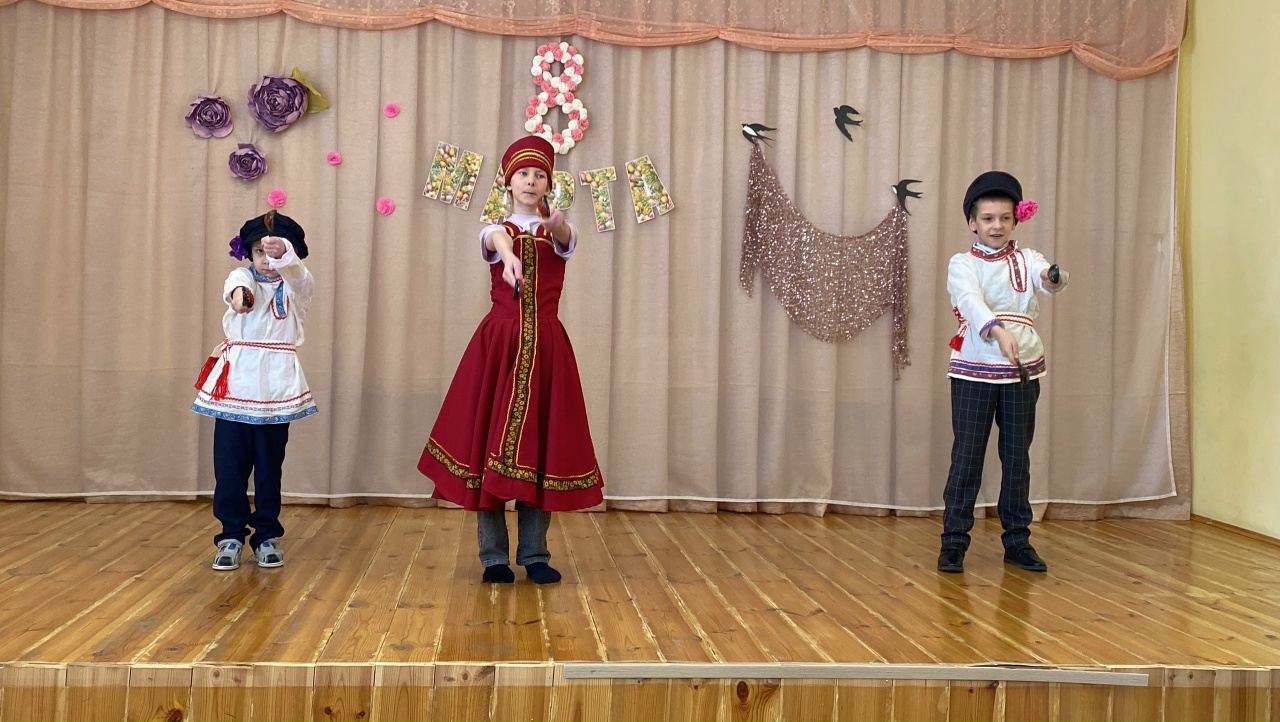 Праздничный концерт в честь 8 Марта прошел в Хлебновке