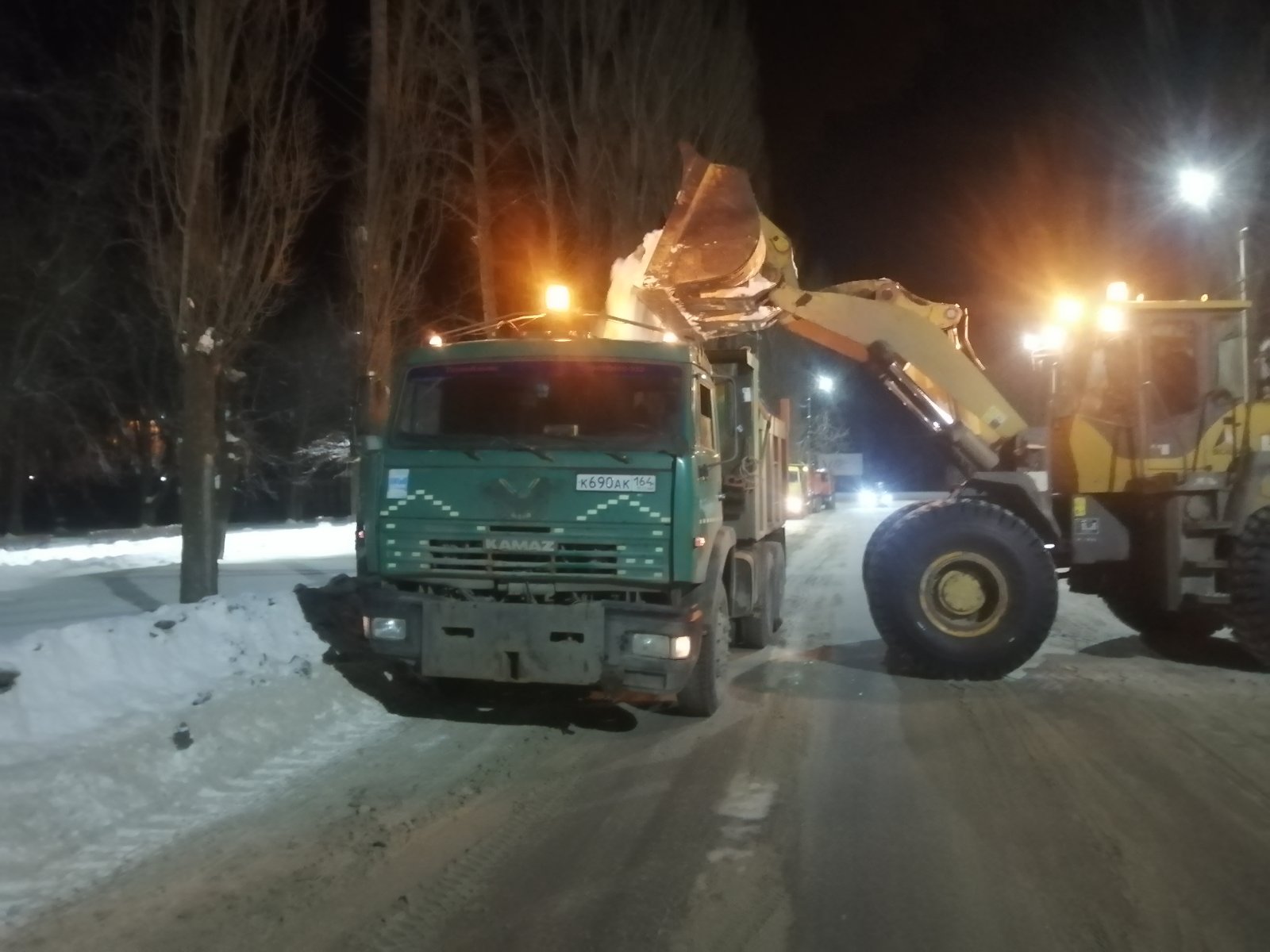 В Балакове коммунальные службы круглосуточно очищают городские улицы от снега и наледи