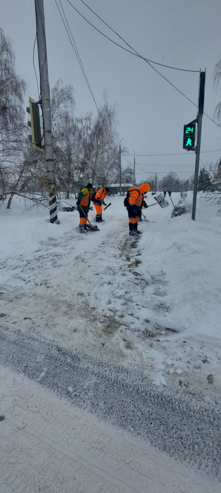 В Балакове продолжаются работы по очистке дорог и тротуаров от снега