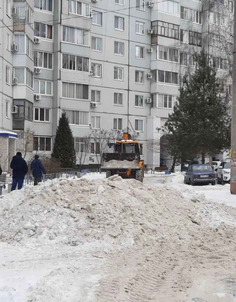 В Балаково продолжается очистка снега