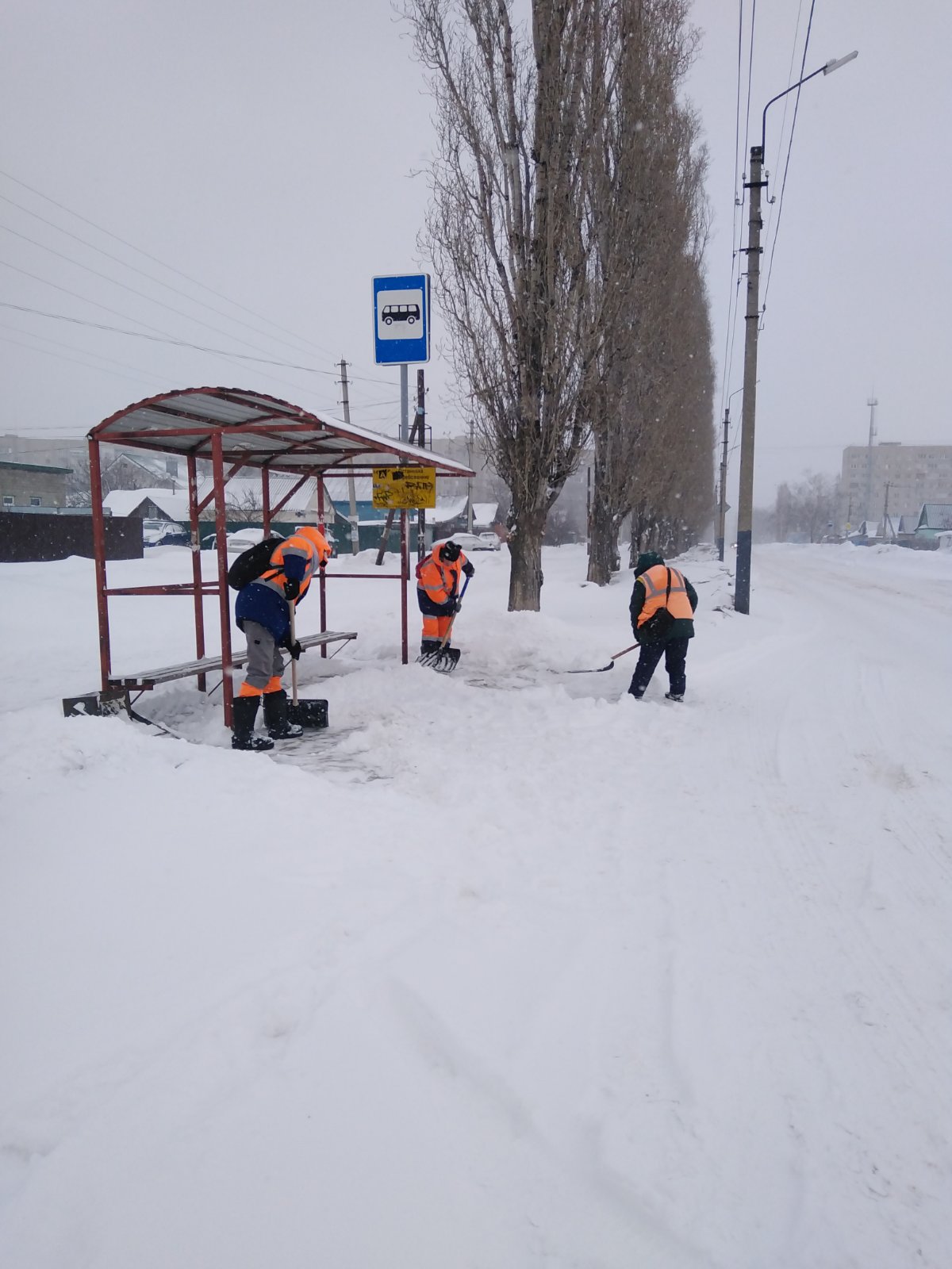 В Балакове продолжаются работы по очистке дорог и тротуаров от снега