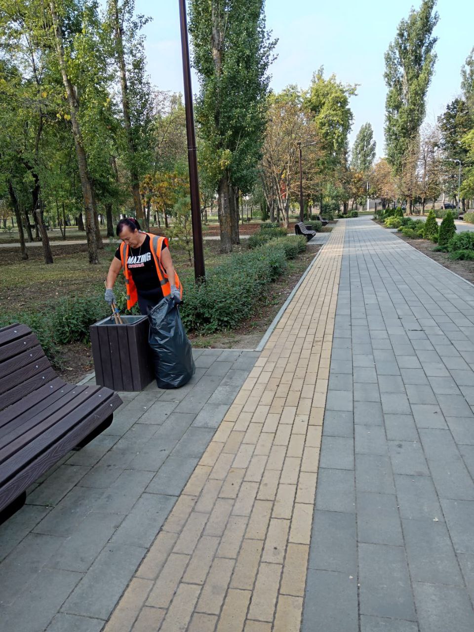 Покос травы, сбор бросового мусора, уборка территорий. Сегодня в уборке города задействовано более полусотни единиц техники