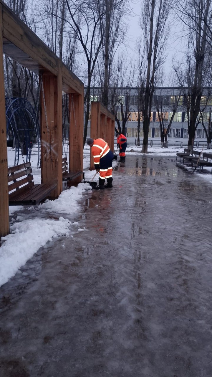 Сотрудники Комбината благоустройства продолжают убирать снег и наледь в городе Балаково